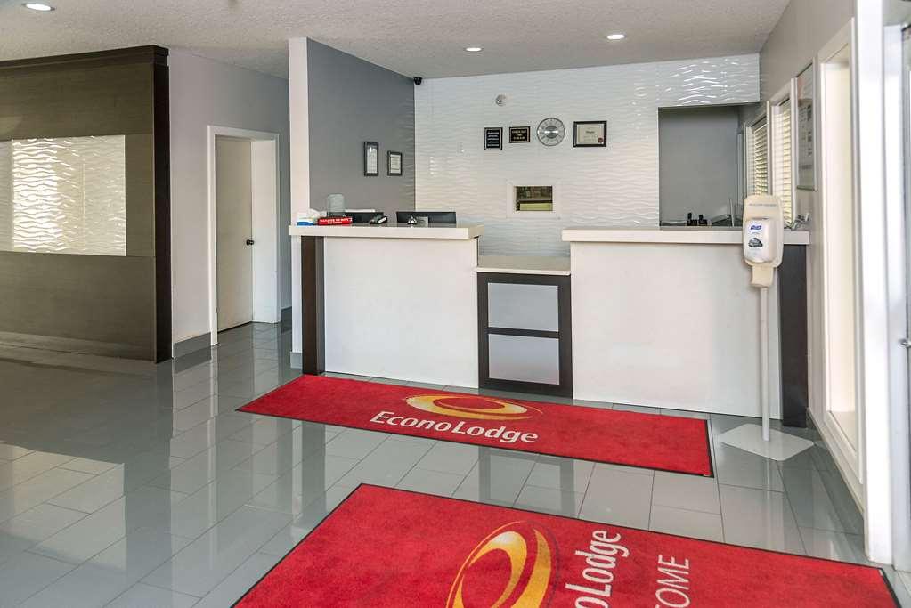 Econo Lodge Inn & Suites Medicine Hat Interior photo