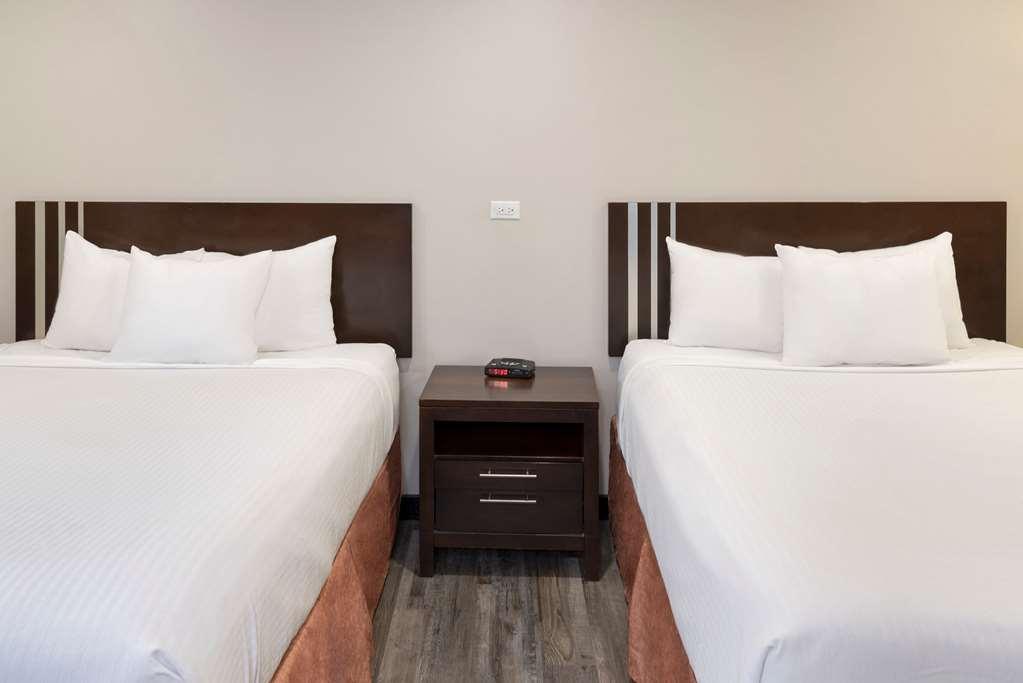 Econo Lodge Inn & Suites Medicine Hat Room photo