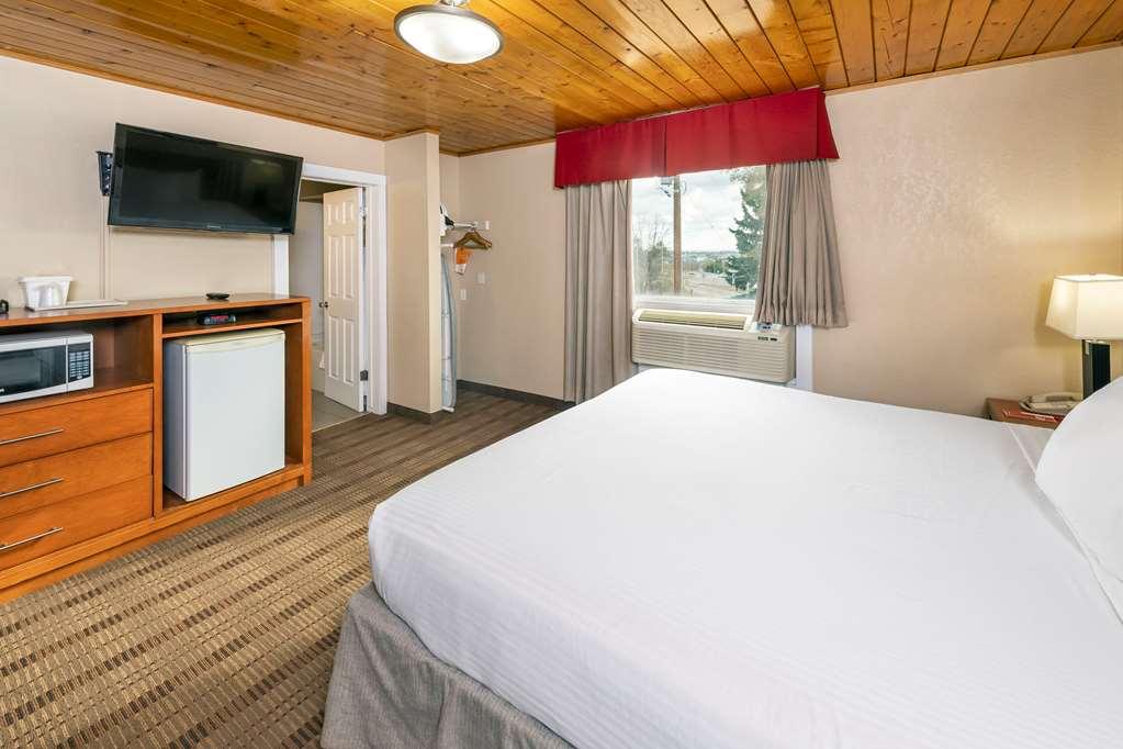 Econo Lodge Inn & Suites Medicine Hat Room photo